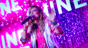 Lena Burke nominada al Latin Grammy brilla en los Premios Juventud 2025 con Bulova